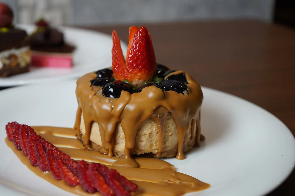 Caramel cheesecake crowned with strawberries and blueberries