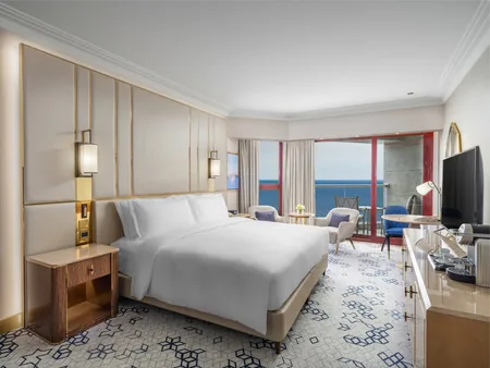 Sea-view room with private balcony on the Jeddah corniche